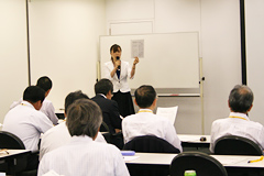 お配りした資料についてご説明する弊社スーパーバイザー