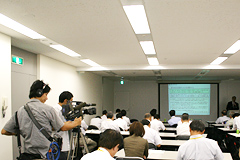 セミナーの模様を撮影するテレビ東京・BSジャパン「ワールドビジネスサテライト」スタッフの方々
