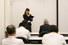 セミナーの概要をご説明する弊社スーパーバイザー